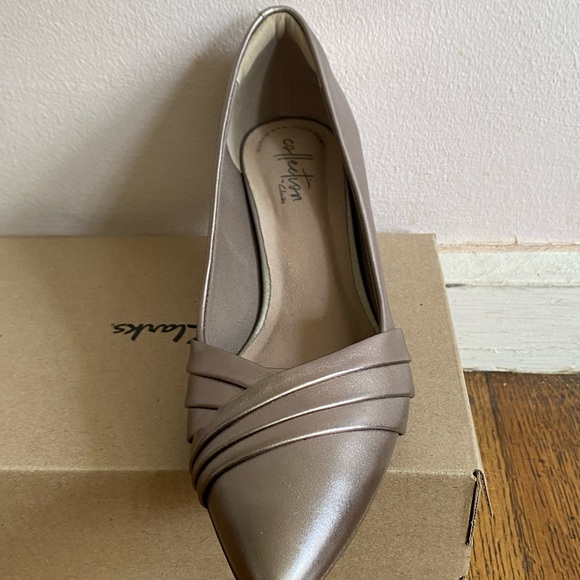 Clarks .. Ultra Matt Comfort Collection Pumps - Picture 2 of 7